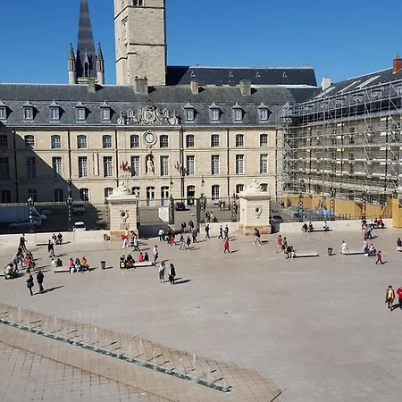 Place De La Liberation 아파트